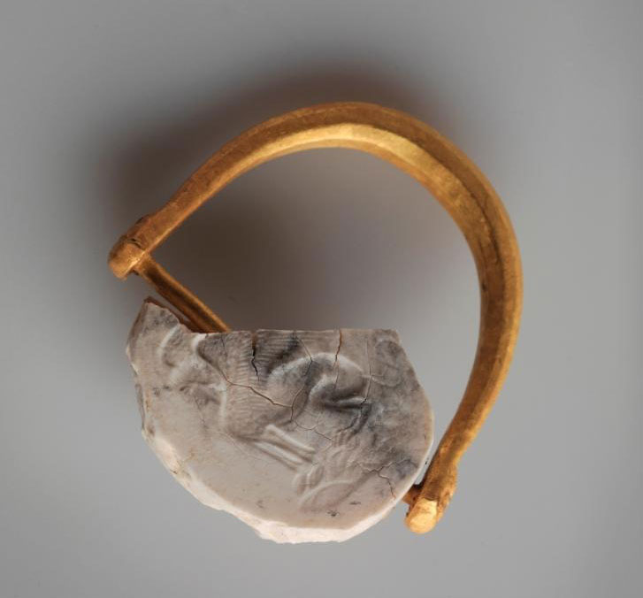 Σφραγιστικό δαχτυλίδι από την ανασκαφή στη βασιλική Νεκρόπολη των Αιγών (φωτ. ΑΠΕ-ΜΠΕ / ΙΖ΄ ΕΠΚΑ).