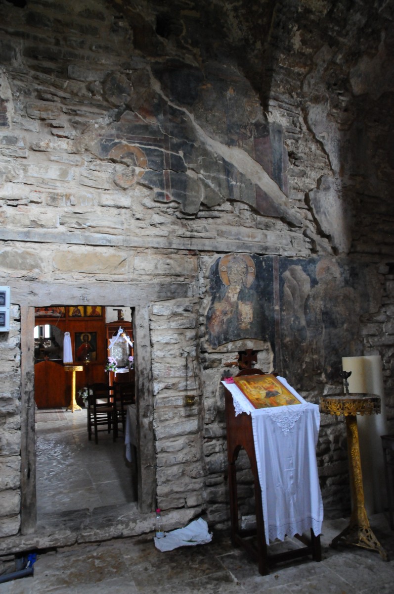 Είσοδος, Κόκκινη Εκκλησιά Βουργαρελίου