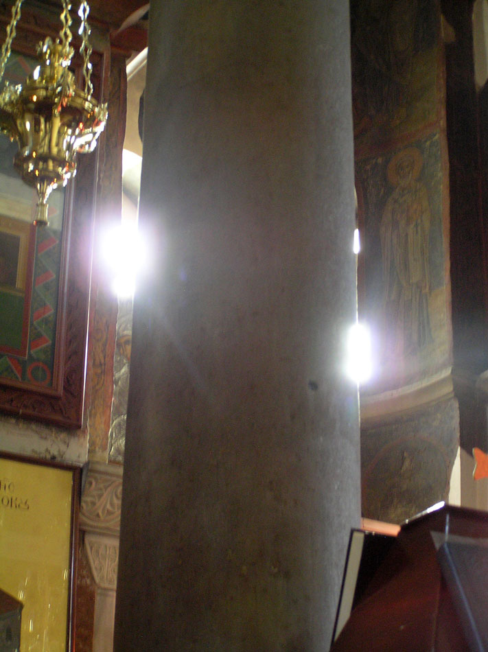 Εικ. 9. Ακτίνες φωτός διά των παραθύρων του ιερού με κατεύθυνση τον τάφο του κτήτορα (Δεκέμβριος, ώρα 10:45).