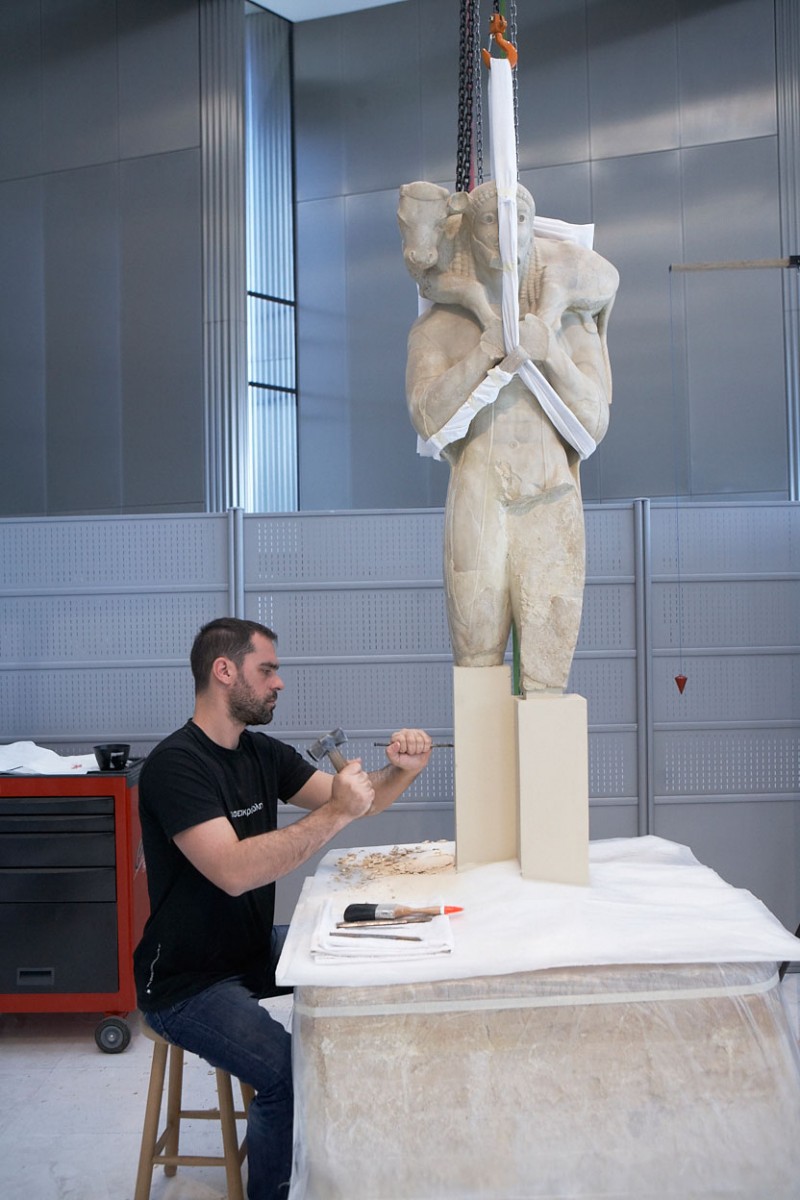 Ο Μοσχοφόρος κατά τη διάρκεια των εργασιών συντήρησης (φωτ. Γιώργος Βιτσαρόπουλος © Μουσείο Ακρόπολης).