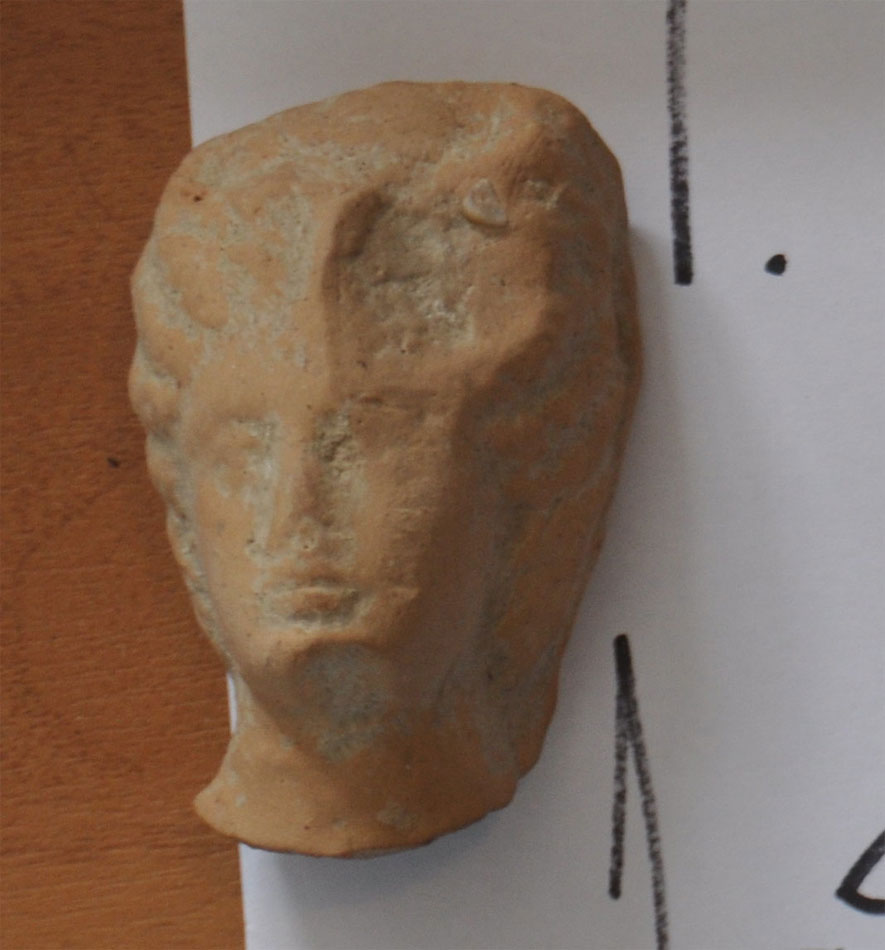 H πήλινη γυναικεία κεφαλή ειδωλίου που βρέθηκε στο Τραγανό Ηλείας (φωτ. Ελληνική Αστυνομία).
