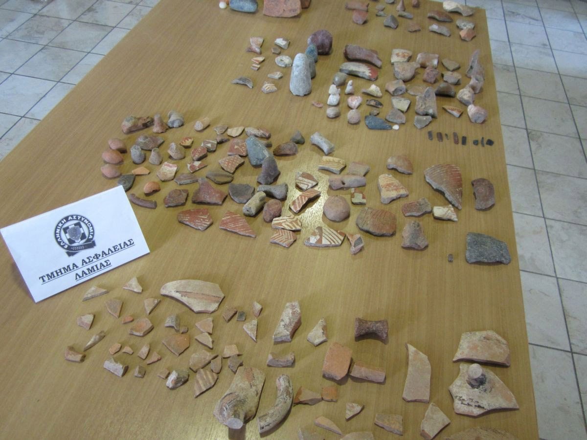 Μέρος των αρχαιοτήτων που κατείχε παράνομα ένας 59χρονος στη Λαμία (φωτ. Ελληνική Αστυνομία).