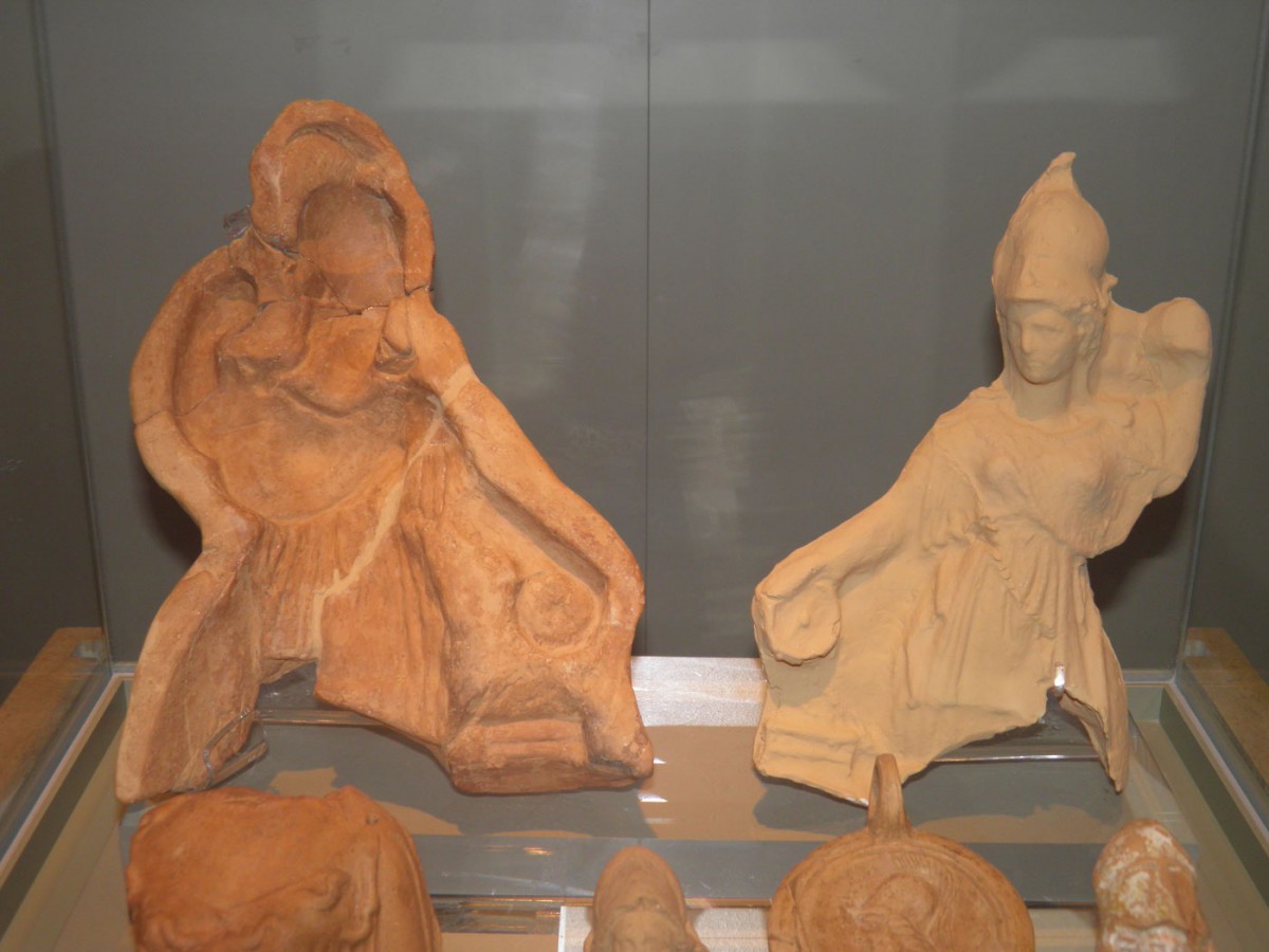 Πήλινη μήτρα της Ύστερης Κλασικής περιόδου, που παριστάνει την Αθηνά Χαλινίτιδα. Αρχαιολογικό Μουσείο Άρτας (φωτ. ΛΓ’  ΕΠΚΑ).