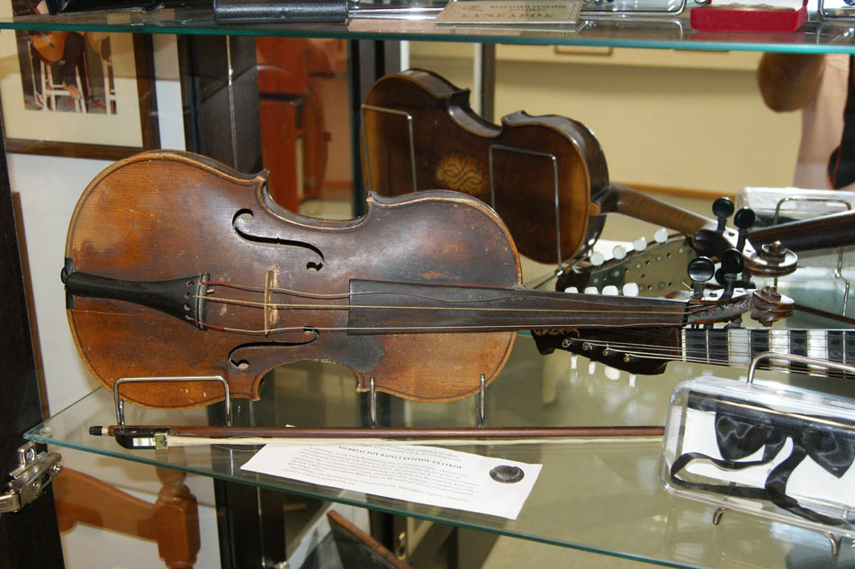 Στις Σέρρες, η οικογένεια Ζλάτκου παρουσίασε ένα μοναδικό βιολί που αγοράστηκε στη Βουδαπέστη το 1917 (φωτ. ΑΠΕ-ΜΠΕ).