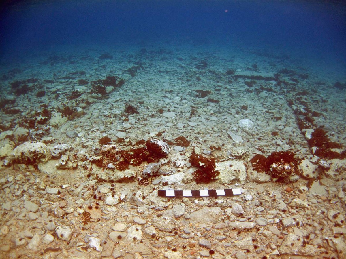 Οι έρευνες στο Παυλοπέτρι έχουν αποκαλύψει κατάλοιπα κτιρίων, δρόμων, λακκοειδών και θαλαμωτών τάφων, καθώς και πολλά κινητά ευρήματα (φωτ. ΑΠΕ-ΜΠΕ). 