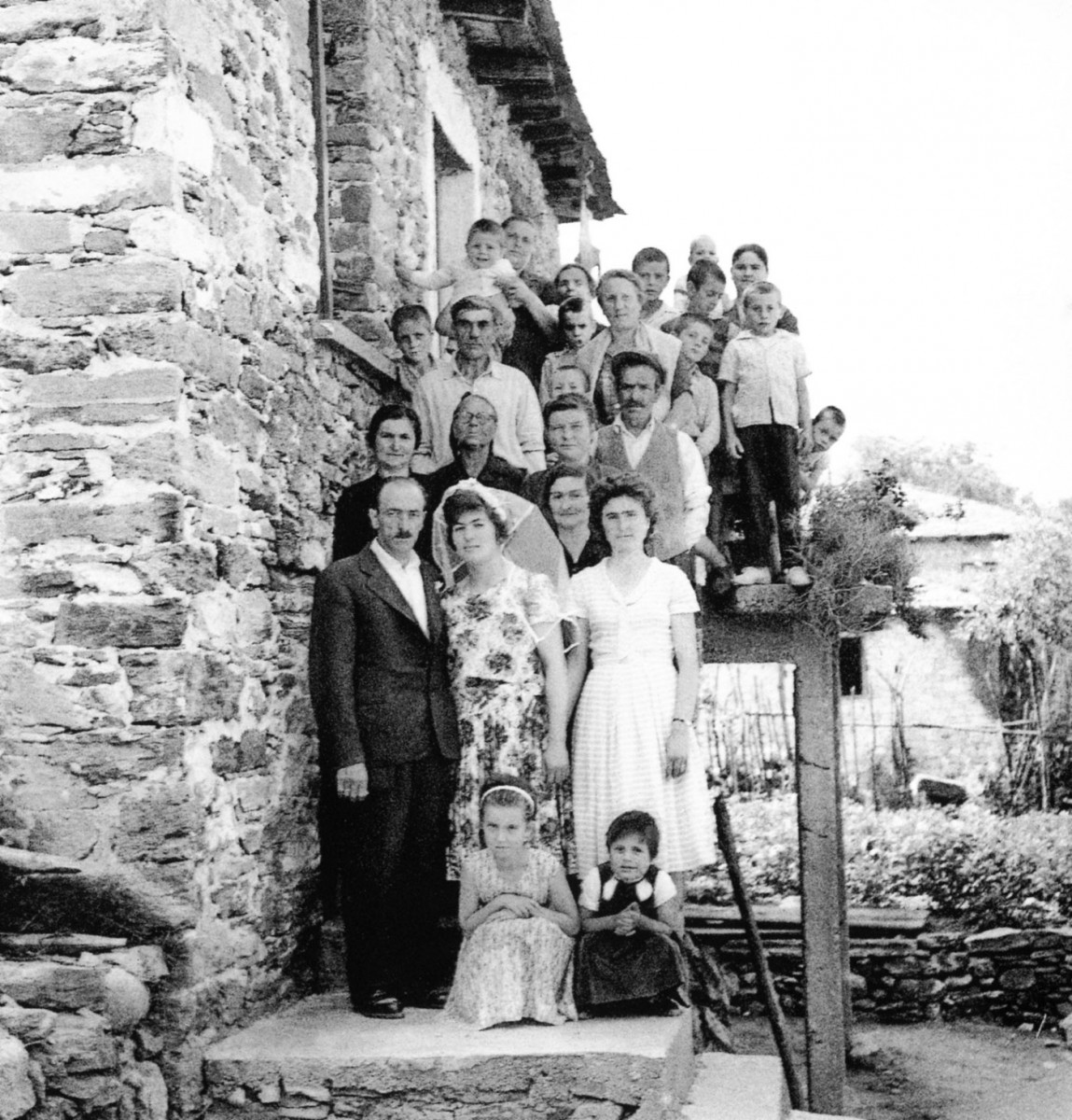 Η «νύφη χωρίς νυφικό» στο λεύκωμα «Κώστας Ρούσσης – Ανωνύμων Ταυτότητες», που κυκλοφόρησε το 2008 από τις εκδόσεις Καλειδοσκόπιο.