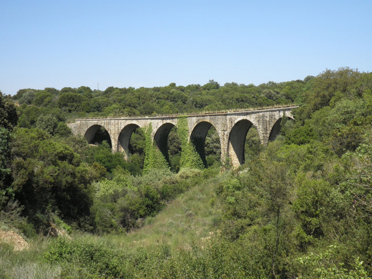 Το μετρικό σιδηροδρομικό δίκτυο Πελοποννήσου περιλαμβάνει σπουδαίες λιθόκτιστες ή μεταλλικές κοιλαδογέφυρες και τούνελ.