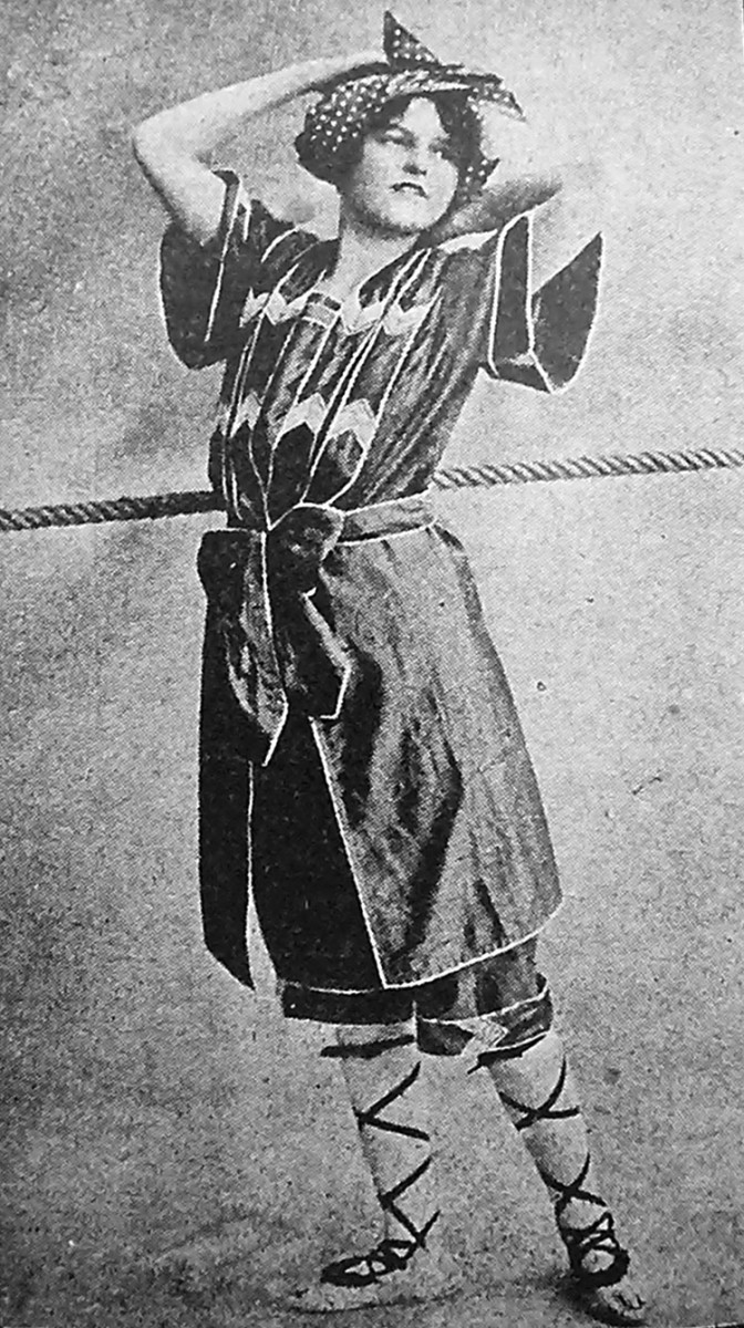 Ατθίς με ενδυμασία μπάνιου (φωτογραφία από το βιβλίο του Θωμά Σιταρά «Η Παλιά Αθήνα ζει, γλεντά, γεύεται. 1834-1938», εκδ. Ωκεανίδα, Αθήνα 2011). 