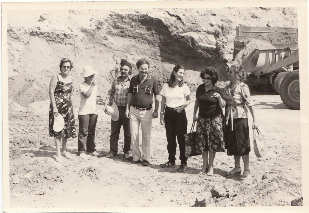 Φωτογραφία τραβηγμένη το 1979, από τον ίδιο τον Δ. Λαζαρίδη, που απεικονίζει ομάδα αρχαιολόγων που δούλευαν μαζί του. Η δεύτερη αριστερά είναι η Κ. Περιστέρη.