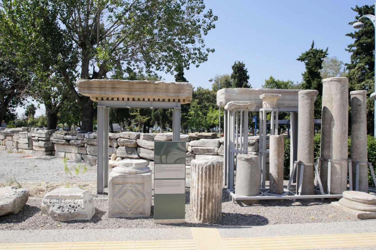 Μνήμη και... Λίθοι. Άποψη της έκθεσης με τα ανυψωμένα αρχιτεκτονικά μέλη. 