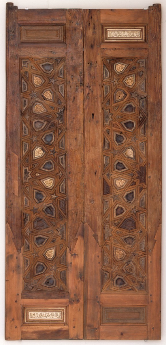 Δίφυλλη θύρα με ένθετα οστέινα και ξύλινα πλακίδια, κοσμημένα με αραβουργήματα και επιγραφές, Αίγυπτος, 14ος αι. Μουσείο Ισλαμικής Τέχνης.