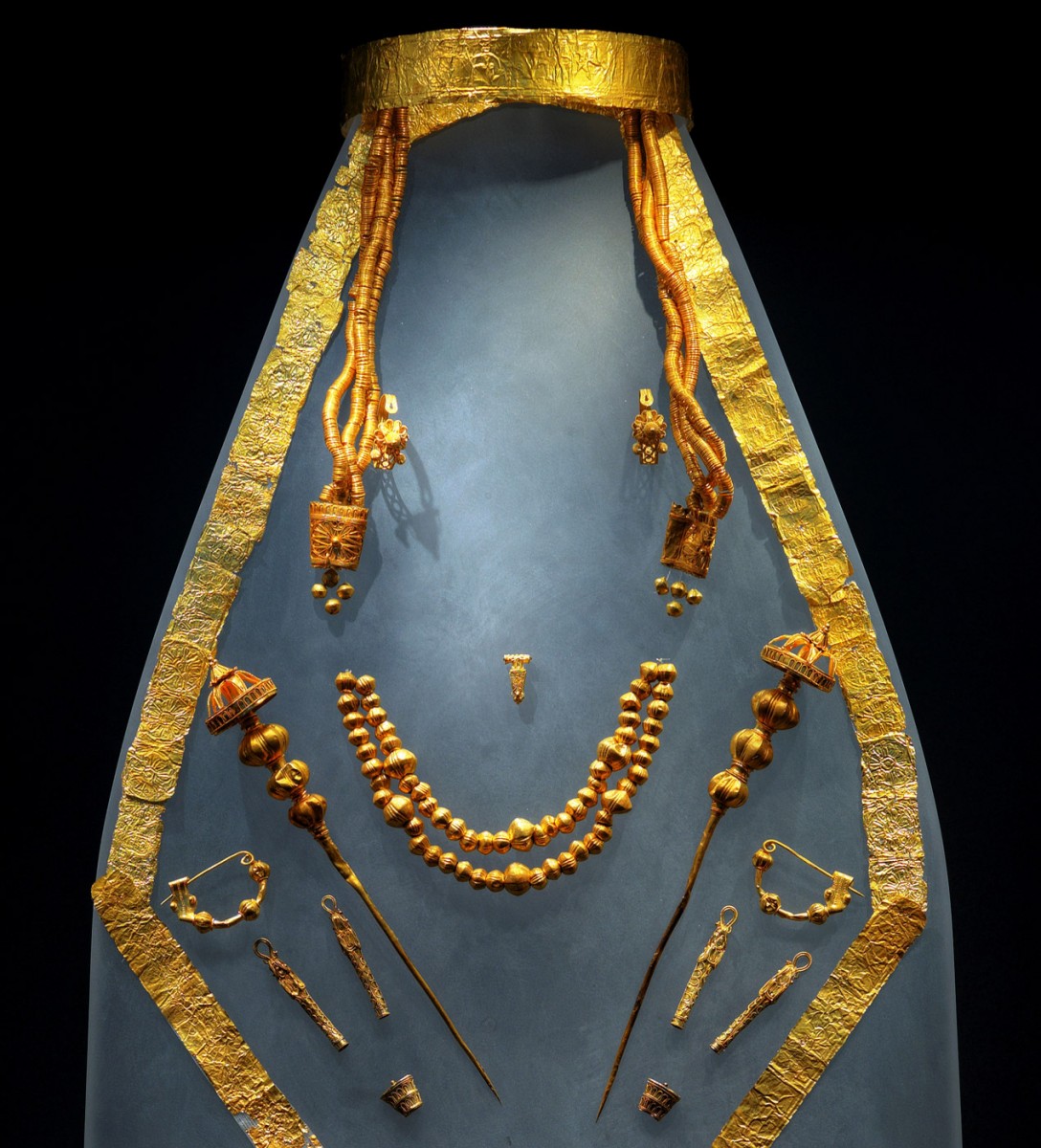 Η περίφημη «Δέσποινα των Αιγών», με το σύνολο των χρυσών κοσμημάτων και των χρυσών ελασμάτων που διακοσμούσαν τη φορεσιά της, αποτελεί ένα από τα κεντρικά εκθέματα (φωτ. ΙΖ´ ΕΠΚΑ).