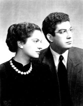 Η Μάντω και ο Λόντος Οικονομίδης (φωτ Nelly's), αρχές της δεκαετίας του '50.  © Μουσείο Μπενάκη-Φωτoγραφικά Αρχεία. 