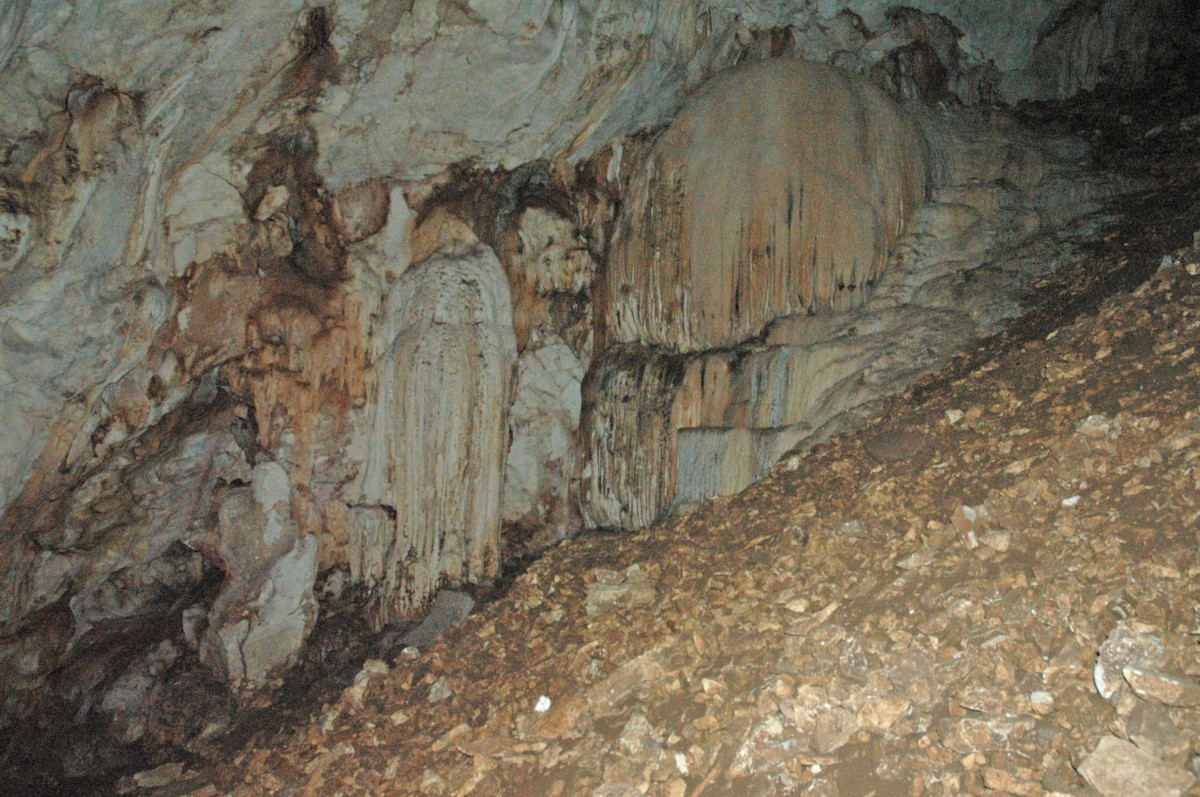 Εσωτερική άποψη του σπηλαίου «Κουδουνότρυπα».
