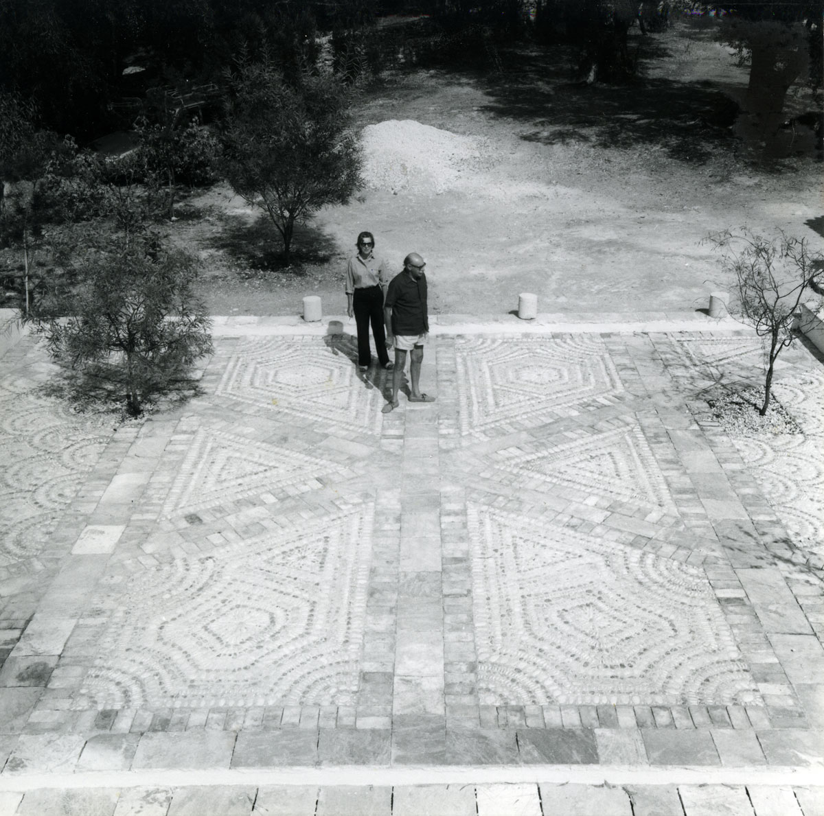 Ο Ν. Χατζηκυριάκος-Γκίκας και η Barbara Γκίκα στην αυλή του σπιτιού της Κέρκυρας, 1973. Φωτογραφικό αρχείο Μουσείου Μπενάκη-Πινακοθήκης Γκίκα.
