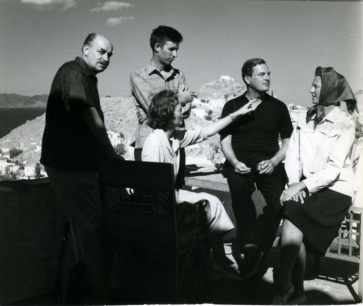 Νίκος και Barbara Γκίκα, John Craxton, Patrick Leigh Fermor και Joan Fermor (Ύδρα 1958). Φωτογραφία του Beny Roloff. Φωτογραφικό αρχείο Μουσείου Μπενάκη-Πινακοθήκης Γκίκα.