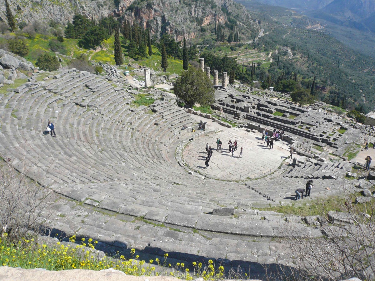 Το αρχαίο θέατρο των Δελφών.
