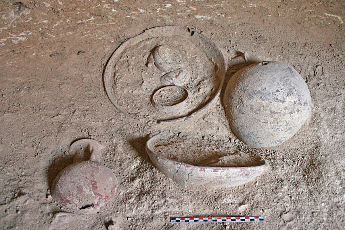 Ερήμη-Λαόνιν: Ευρήματα από τον θαλαμοειδή τάφο 428 (φωτ. Τμήμα Αρχαιοτήτων Κύπρου).