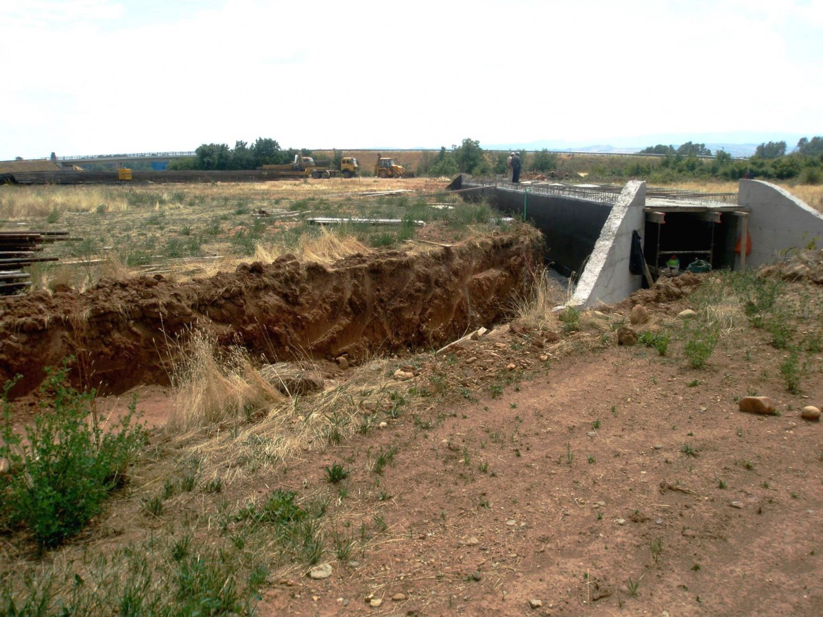 Εικ. 1: Η περιοχή του υπό κατασκευή α/κ Κορομηλιάς στις αρχές Ιουλίου 2013. Στις παρειές του εικονιζόμενου τεχνικού έργου αναγνωρίστηκαν τα κατάλοιπα της αρχαιολογικής θέσης (φωτ. ΚΘ’ ΕΠΚΑ).  