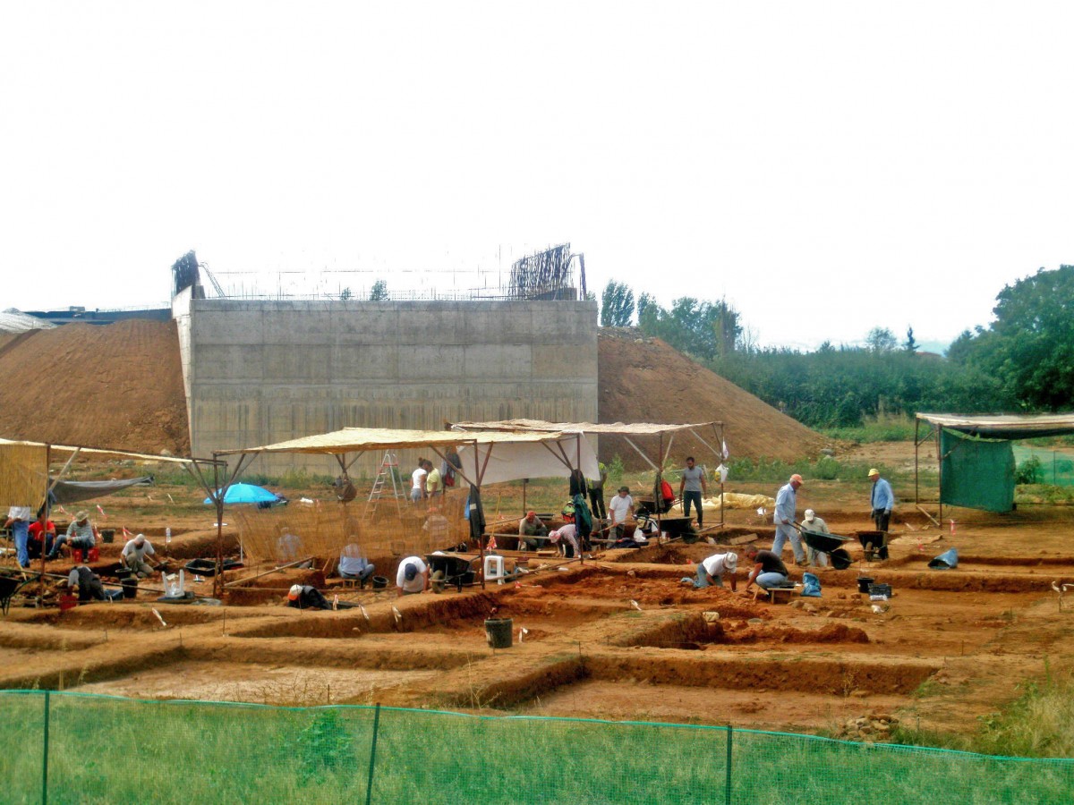 Εικ. 5: Ο Τομέας 3 της ανασκαφής στις αρχές Σεπτεμβρίου. Στα δυτικά του το υπό ολοκλήρωση και αναμένον ανατολικό βάθρο με επίχωμα για την κατασκευή του νότιου τμήματος κλάδου του α/κ Κορομηλιάς. Λήψη από Α (φωτ. ΚΘ’ ΕΠΚΑ).