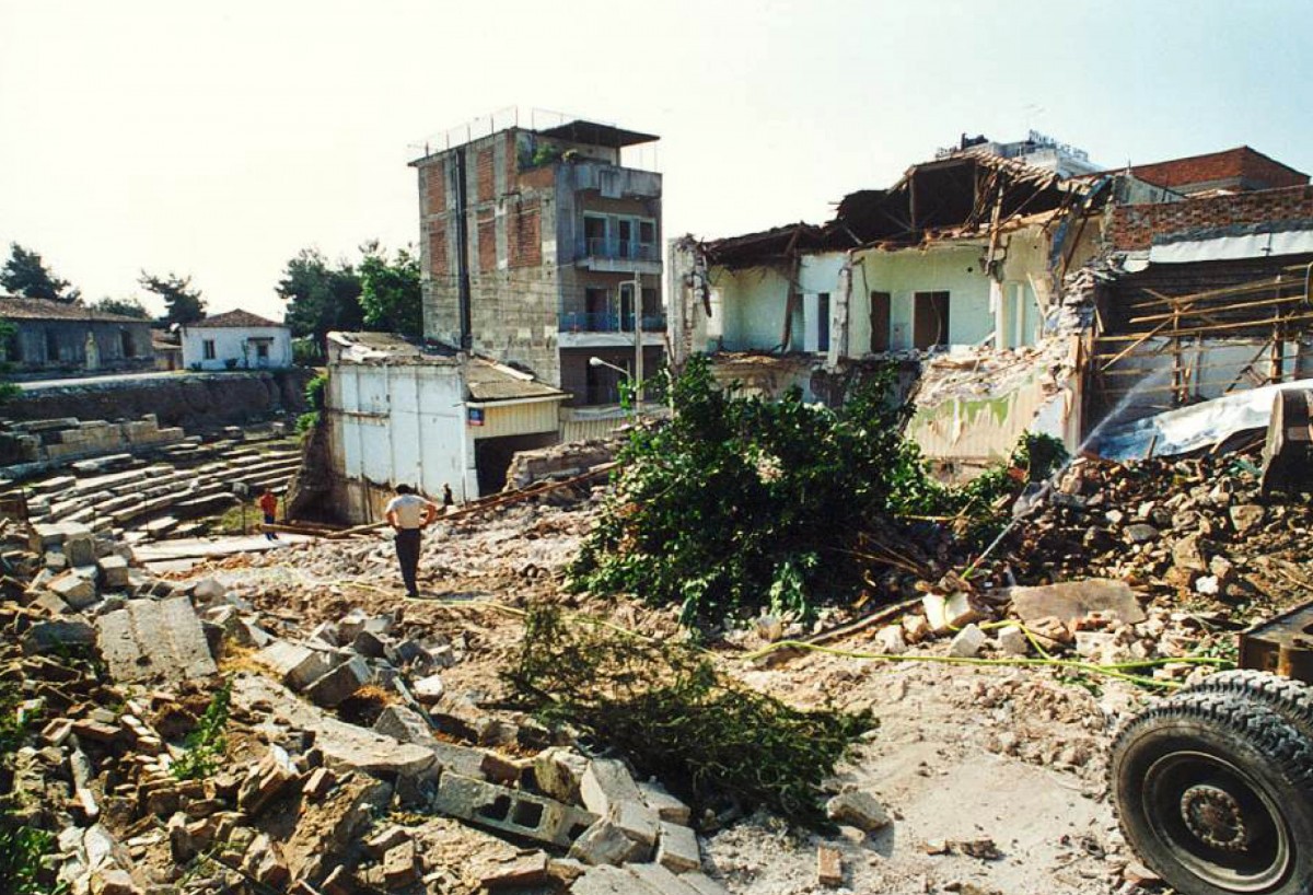 Από το 1977 μέχρι το 2008 κατεδαφίστηκαν συνολικά 30 ακίνητα για την αποκάλυψη του αρχαίου θεάτρου Λάρισας (φωτ. «Διάζωμα»).