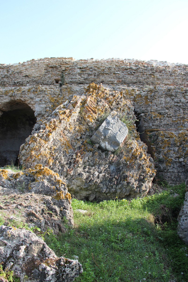 Στοιχεία του αρχιτεκτονικού διακόσμου διατηρούμενα στα καταπεσμένα τμήματα (αρχείο Ε.Ε. Νικόπολης).