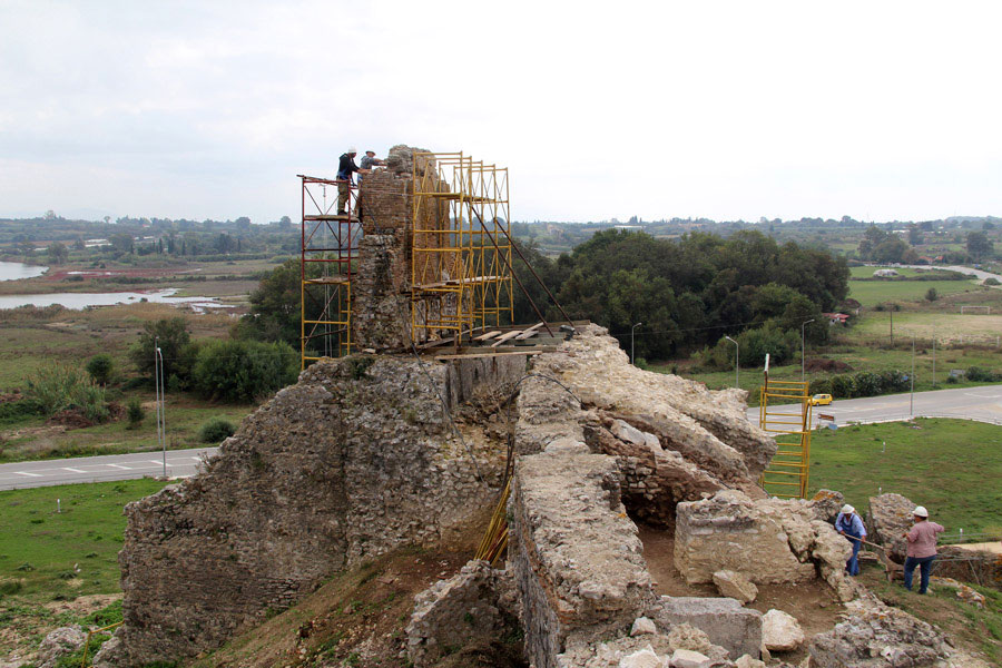 Σημαντικά στοιχεία για τη μορφή του αρχαίου θεάτρου της Νικόπολης έρχονται στο φως στη διάρκεια των εργασιών συντήρησης και αποκατάστασης (φωτ. «Διάζωμα»).