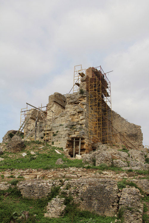 Σημαντικά στοιχεία για τη μορφή του αρχαίου θεάτρου της Νικόπολης έρχονται στο φως στη διάρκεια των εργασιών συντήρησης και αποκατάστασης  (φωτ. «Διάζωμα»).