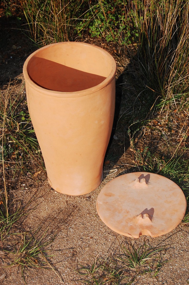 Εικ. 1. Το σώμα της οριζόντιας κυψέλης και το κάλυμμα της εισόδου (αντίγραφο του 5ου π.Χ. αι.).