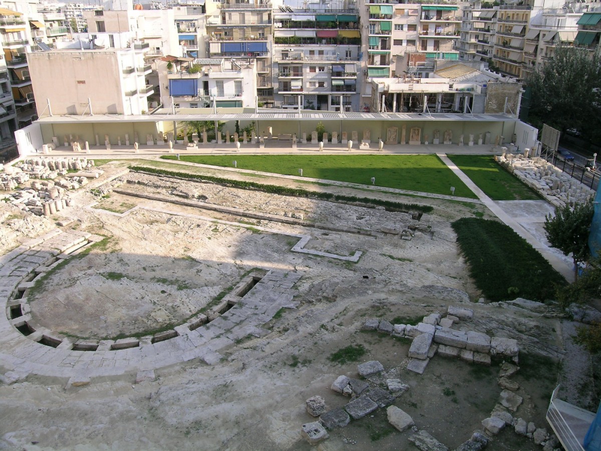 Αρχαιολογικό Μουσείο Πειραιά. Το θέατρο Ζέας στην αυλή του Μουσείου (φωτ. ΚΣΤ’ ΕΠΚΑ).