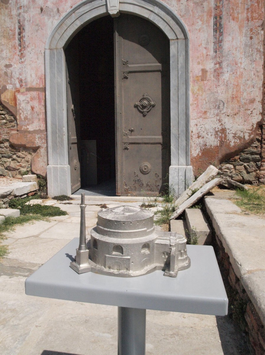 Mεταλλικό απτικό μοντέλο της Ροτόντας, σε κλίμακα, το οποίο επιστρώθηκε με κατάλληλο υλικό για διευκόλυνση της αφής και εγκαταστάθηκε στην είσοδο της νέας πρόσβασης.