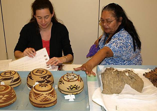 Εικ. 1. Από τις διαδικασίες επιστροφής ιερών αντικειμένων από τις συλλογές του National Museum of the American Indian του Smithsonian Institution στη φυλή Yurok της Καλιφόρνιας.