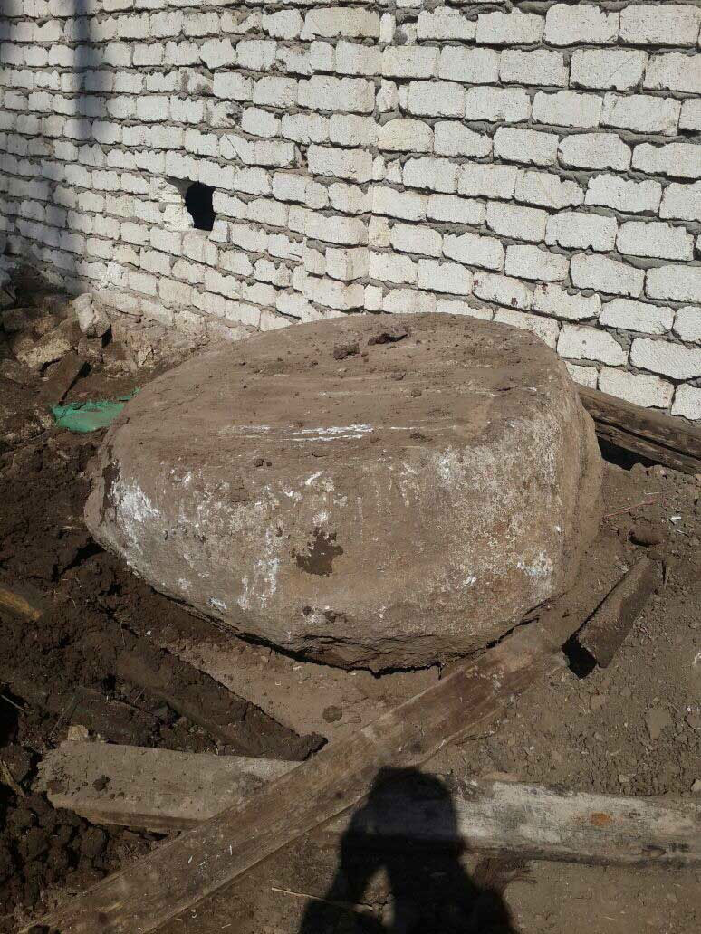 Βάση κίονα που βρέθηκε σε παράνομη ανασκαφή στην Αίγυπτο.