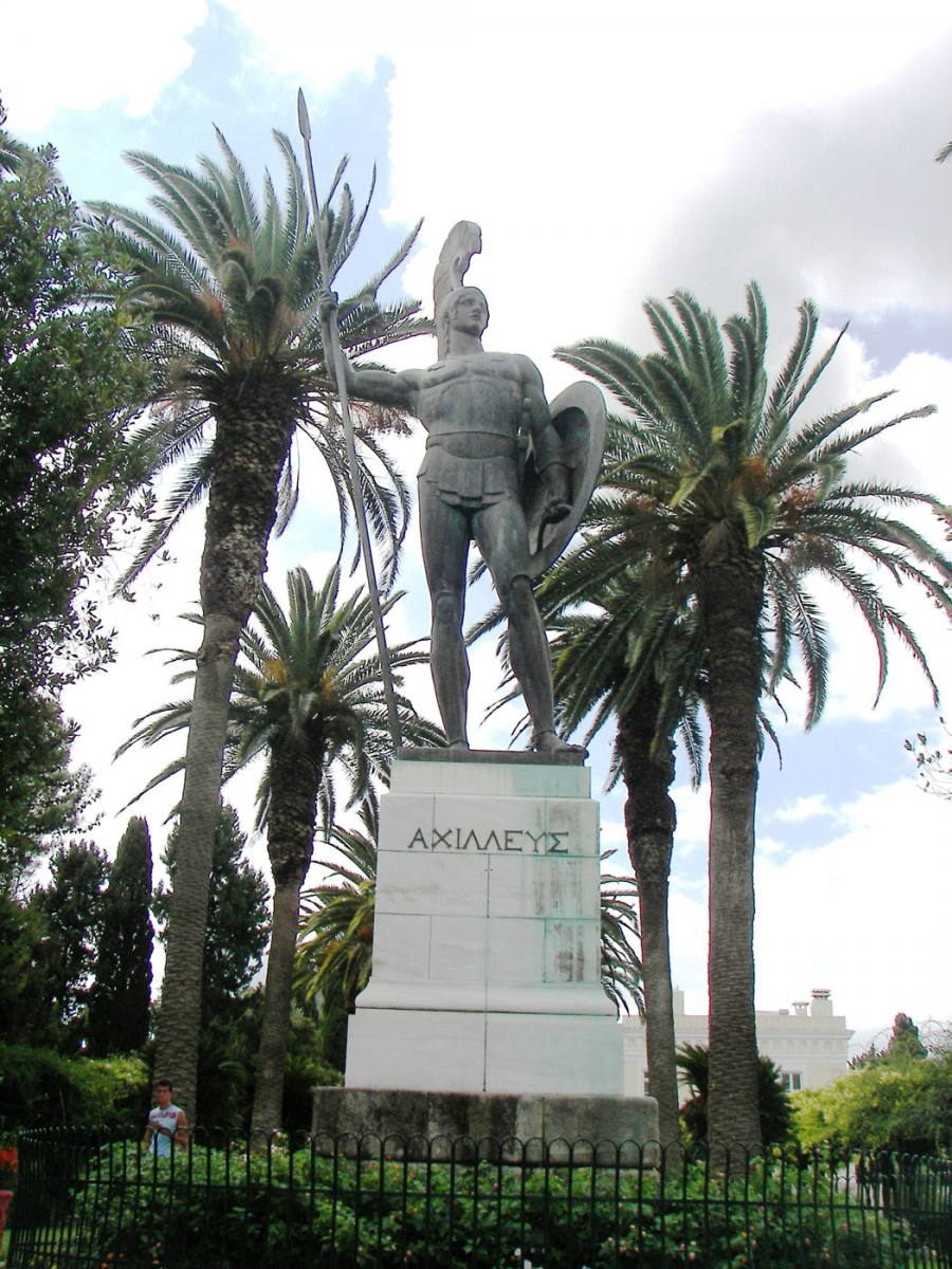 Ο «Νικών Αχιλλεύς», το μεγαλύτερο άγαλμα του Αχιλλείου, έργο του Γιοχάνες Γκετζ. Πηγή: Υπουργείο Πολιτισμού και Αθλητισμού.