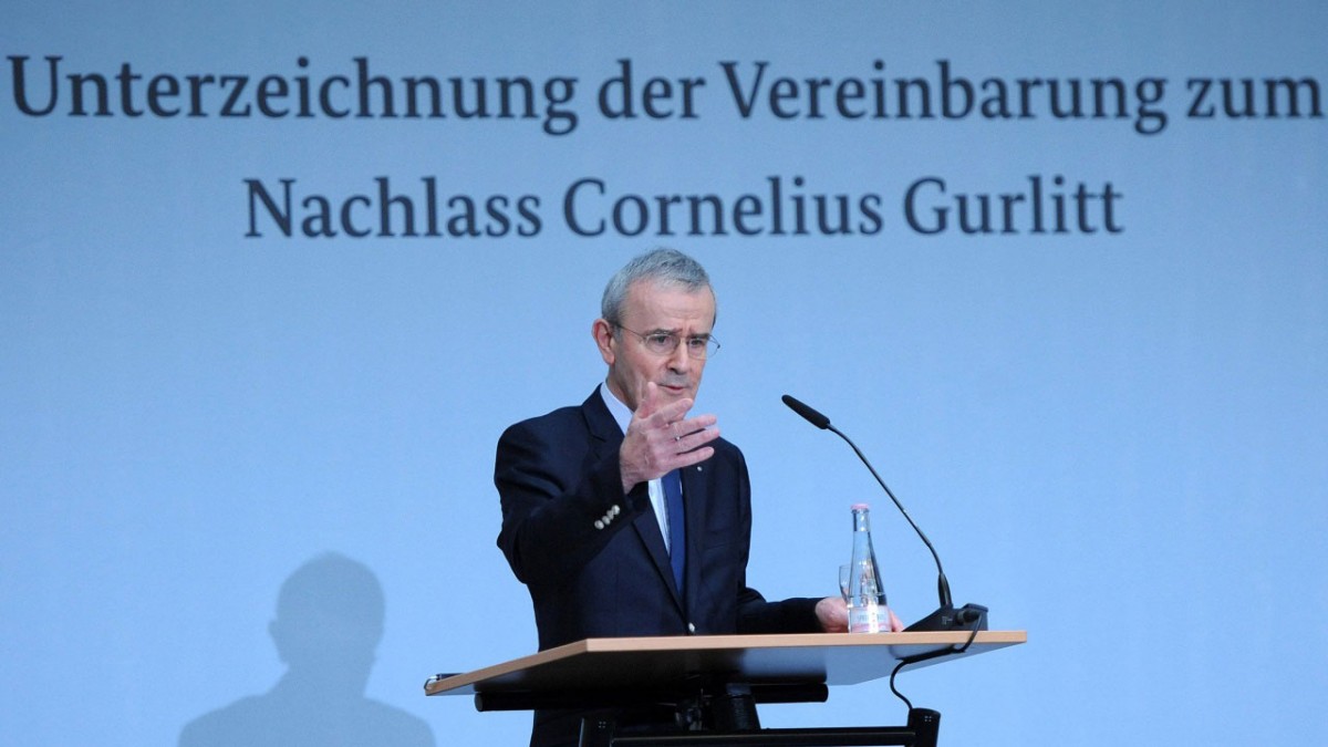 Ο Κριστόφ Σόμπλιν, πρόεδρος του συμβουλίου του μουσείου της Βέρνης, ανακοινώνει την απόφαση για αποδοχή της διαθήκης του Κορνήλιου Γκούρλιτ.