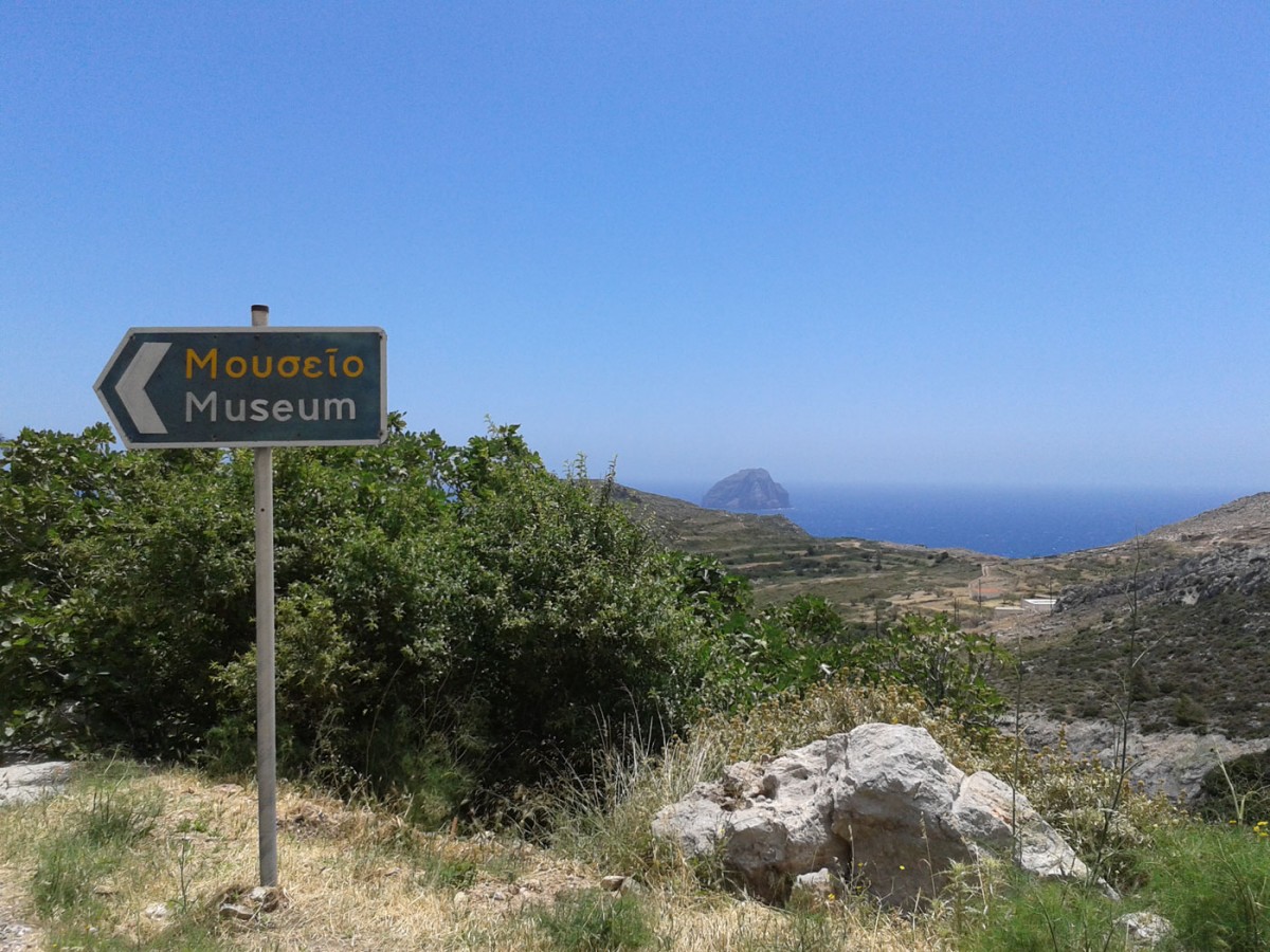 Πινακίδα στην είσοδο της Χώρας Κυθήρων κατευθύνει τους επισκέπτες (φωτ. Εφορεία Αρχαιοτήτων Δυτικής Αττικής, Πειραιώς και Νήσων).