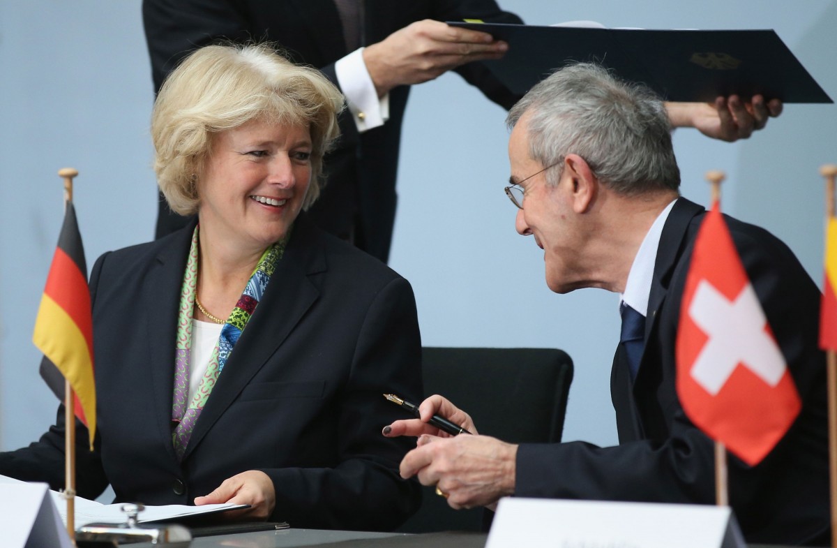 Ο Κριστόφ Σόμπλιν και η γερμανίδα Υπουργός Πολιτισμού Μόνικα Γκρούτερς υπογράφουν τη σχετική συμφωνία για τη μεταφορά των κλεμμένων έργων τέχνης των Ναζί που βρέθηκαν στο σπίτι του Κορνήλιου Γκούρλιτ.