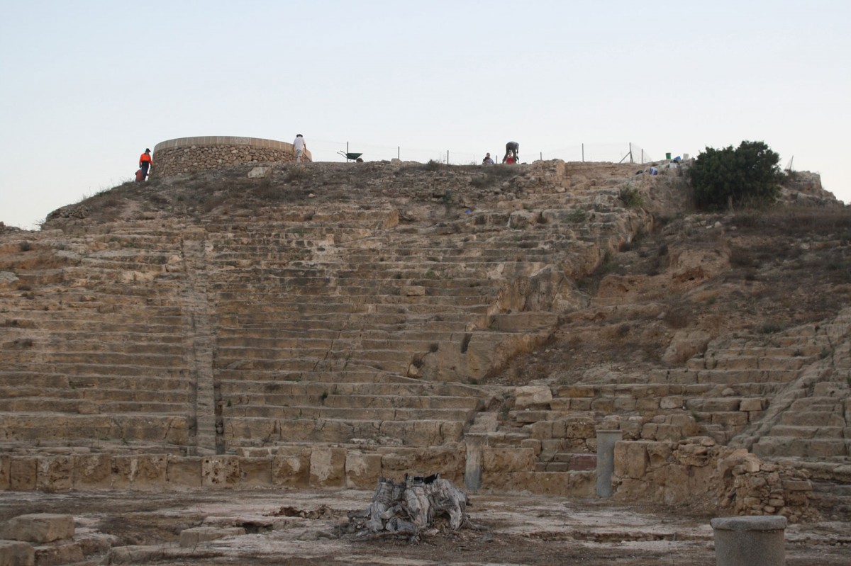 Aρχιτεκτονικά κατάλοιπα λαξευμένα στο φυσικό βράχο στη νότια πλαγιά του λόφου Φάμπρικα, στη Νέα Πάφο (φωτ. Τμήμα Αρχαιοτήτων Κύπρου).