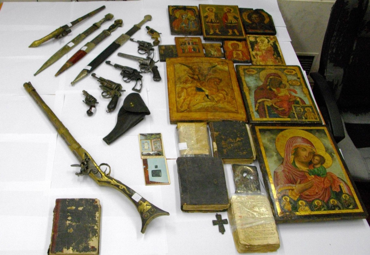 Σύλληψη 60χρονου για παράνομη κατοχή αρχαίων αντικειμένων (φωτ. Ελληνική Αστυνομία).