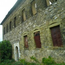 Περπατώντας ανάμεσα στα ερείπια των πρώτων ελληνικών διδασκαλείων στην Αλβανία