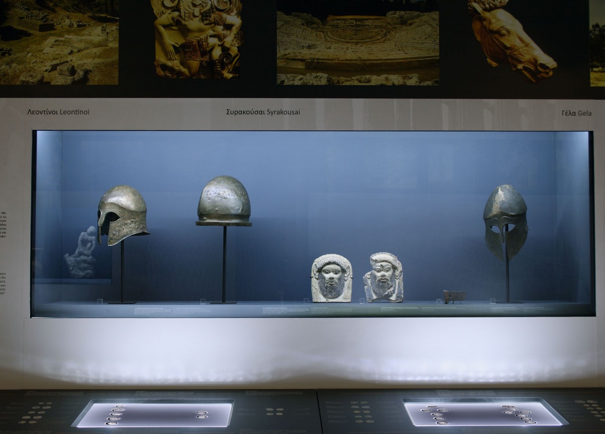 Άποψη της έκθεσης «Η Ευρώπη της Ελλάδος. Αποικίες και νομίσματα από τη Συλλογή της Alpha Bank» στο Αρχαιολογικό Μουσείο Θεσσαλονίκης.