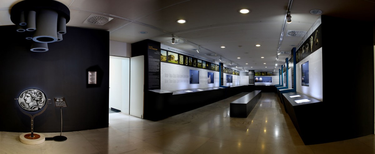 Άποψη της έκθεσης «Η Ευρώπη της Ελλάδος. Αποικίες και νομίσματα από τη Συλλογή της Alpha Bank» στο Αρχαιολογικό Μουσείο Θεσσαλονίκης.