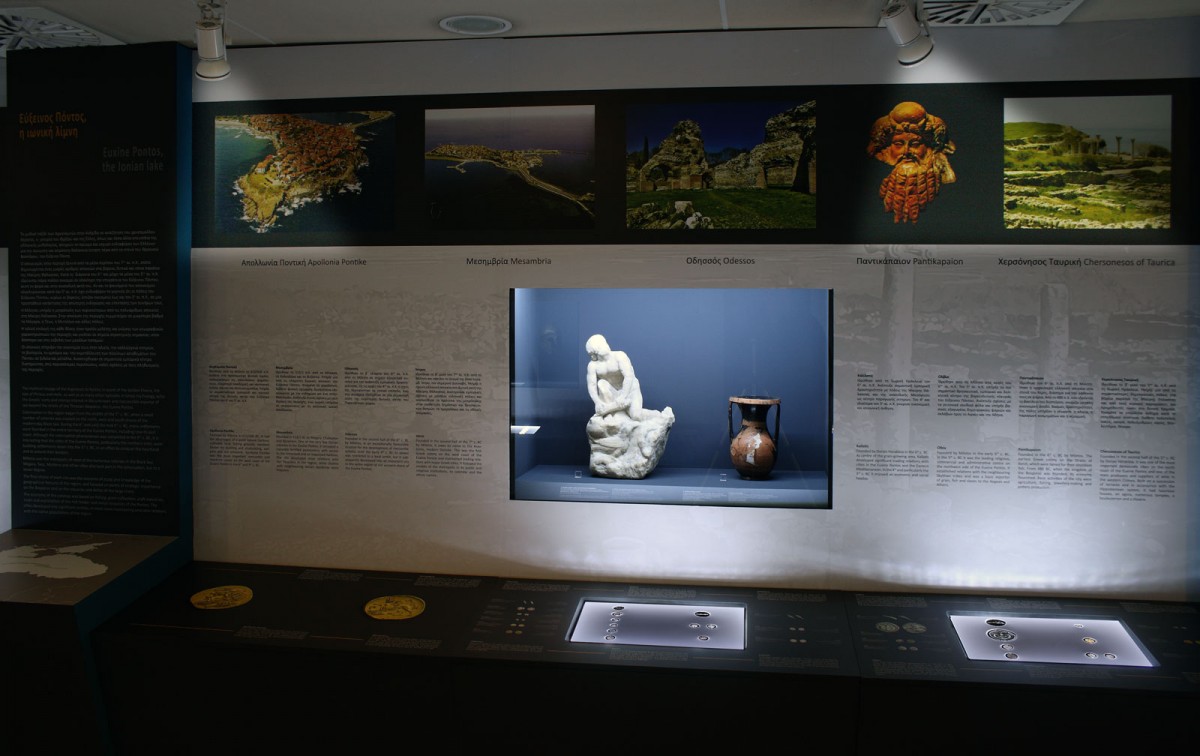 Άποψη της έκθεσης «Η Ευρώπη της Ελλάδος. Αποικίες και νομίσματα από τη Συλλογή της Alpha Bank» στο Αρχαιολογικό Μουσείο Θεσσαλονίκης.