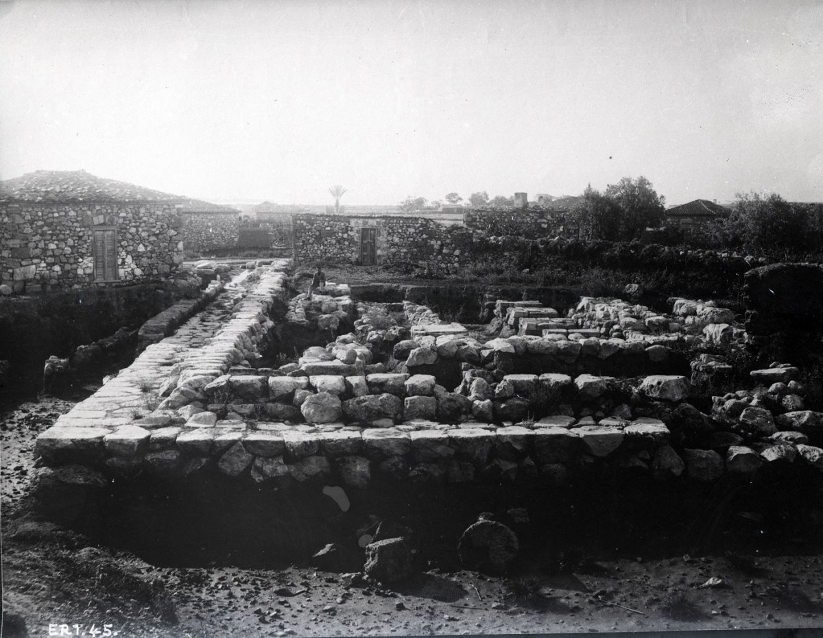 Ερέτρια. Τα ερείπια του ναού του Απόλλωνος Δαφνηφόρου, αρχές 20ού αιώνα. Γυάλινη πλάκα. Φωτογραφικό Αρχείο Εθνικού Αρχαιολογικού Μουσείου. 
