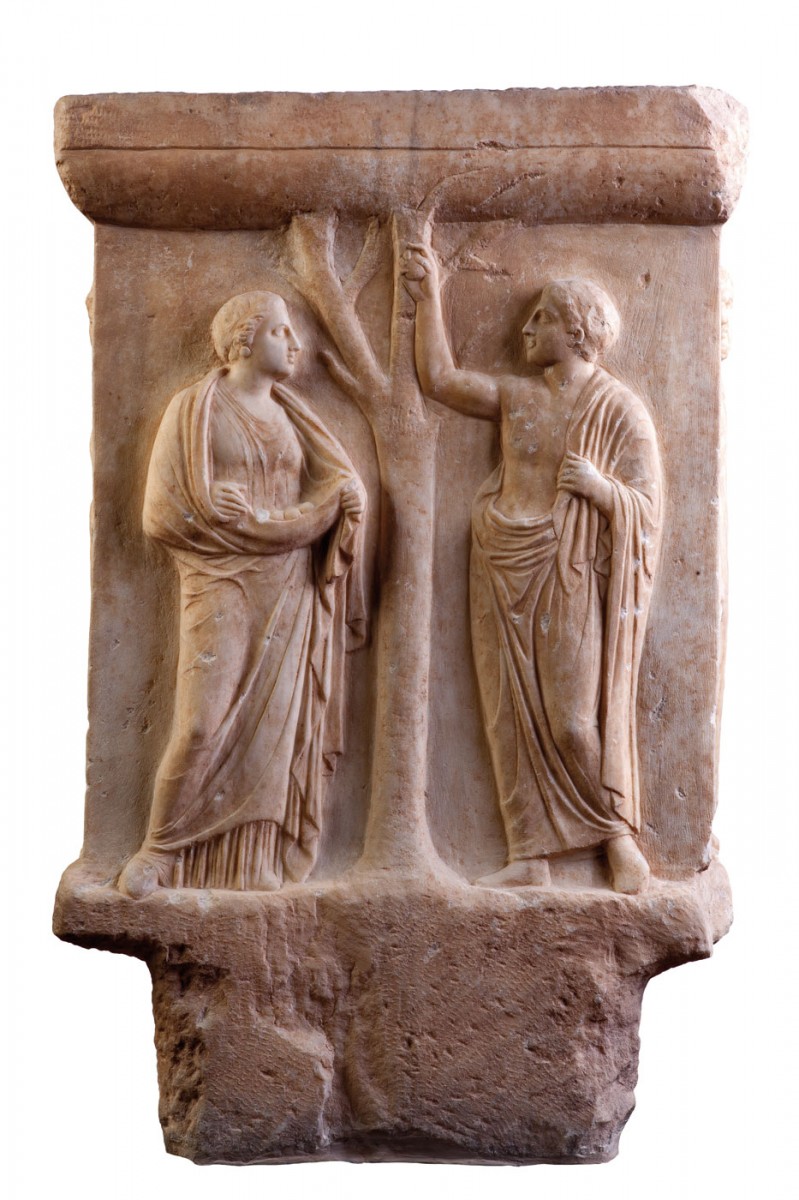 Μαρμάρινη βάση επιτύμβιου αγγείου με παράσταση καρπολογίας, 410-400 π.Χ. Από το Μοσχάτο. Εθνικό Αρχαιολογικό Μουσείο Αθηνών. Photo © ΥΠΠΟΑ, φωτογράφος Ειρήνη Μίαρη.