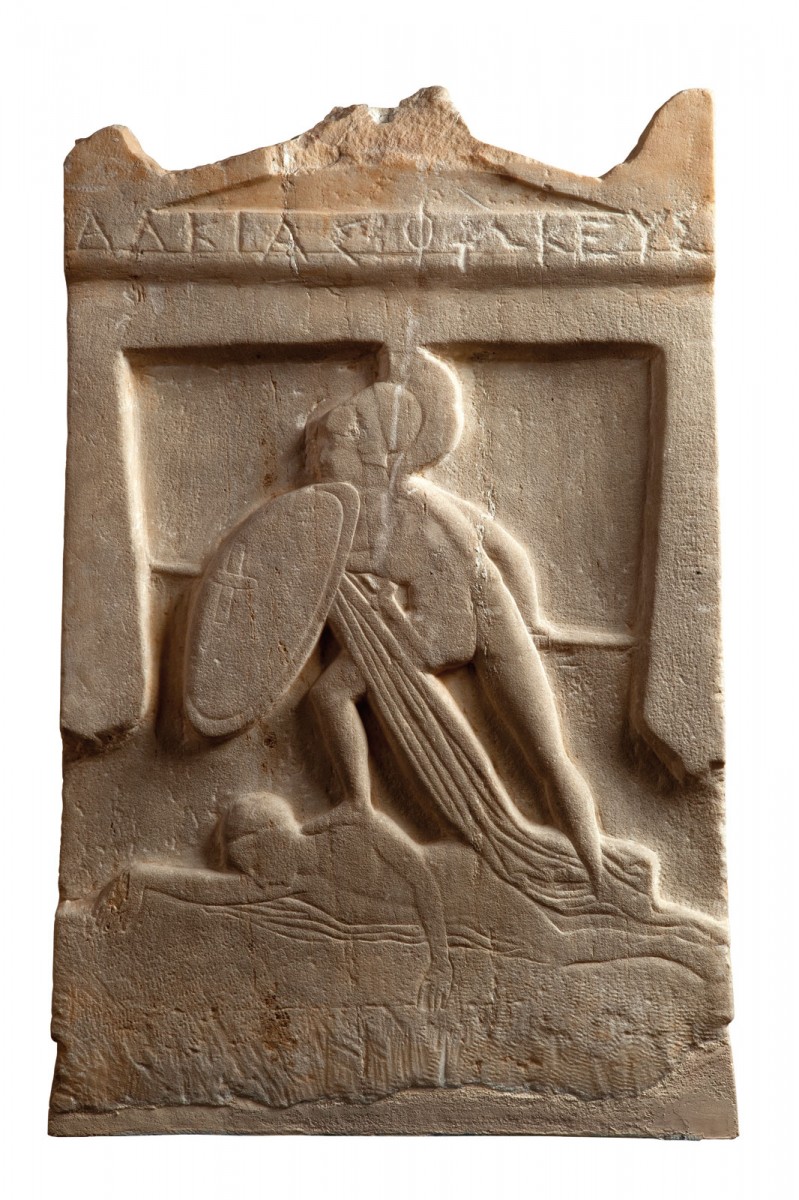 Επιτύμβια στήλη πολεμιστή, τέλος 5ου αι. π.Χ. Εικονίζεται ο νεκρός Αλκίας Φωκεύς ως νικητής οπλίτης που πατά νεκρό αντίπαλο. Εθνικό Αρχαιολογικό Μουσείο Αθηνών. Photo © ΥΠΠΟΑ, φωτογράφος Ειρήνη Μίαρη.