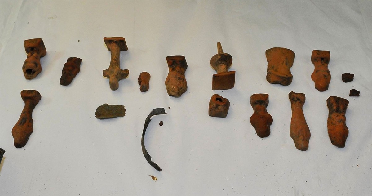 Αντικείμενα από τον μακεδονικό θησαυρό που είχε αποκαλυφθεί τον Οκτώβριο του 2011 στη Γερακαρού, έξω από τη Θεσσαλονίκη (φωτ. Ελληνική Αστυνομία).