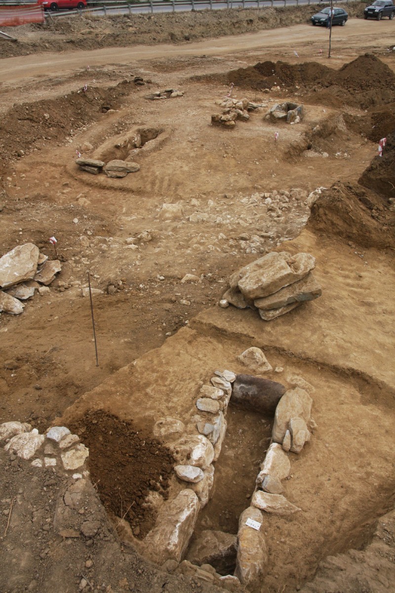 Εικ. 1. Δεκαεννέα κιβωτιόσχημοι τάφοι αποκαλύφθηκαν στη διάρκεια σωστικής ανασκαφής στη θέση «Ρέμα Ξυδιάς» (περιοχή Πηγή Αρτέμιδος) του Πλαταμώνα (φωτ. Εφορεία Αρχαιοτήτων Πιερίας).