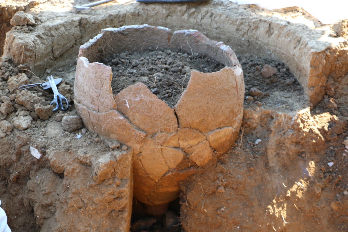 Εικ. 12. Πιθάρι που βρέθηκε στο εξωτερικό των κτηρίων (φωτ. Εφορεία Αρχαιοτήτων Πιερίας).