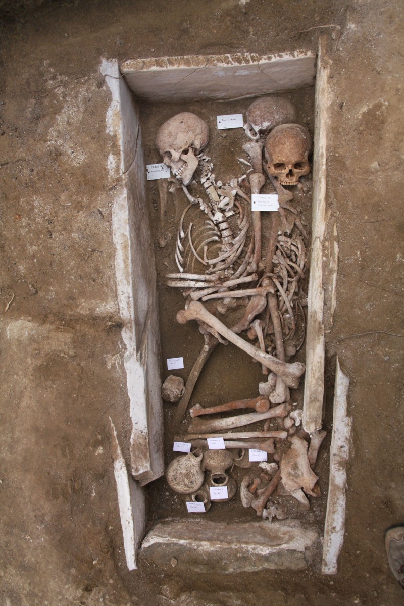 Εικ. 2. Δεκαεννέα κιβωτιόσχημοι τάφοι αποκαλύφθηκαν στη διάρκεια σωστικής ανασκαφής στη θέση «Ρέμα Ξυδιάς» (περιοχή Πηγή Αρτέμιδος) του Πλαταμώνα (φωτ. Εφορεία Αρχαιοτήτων Πιερίας).